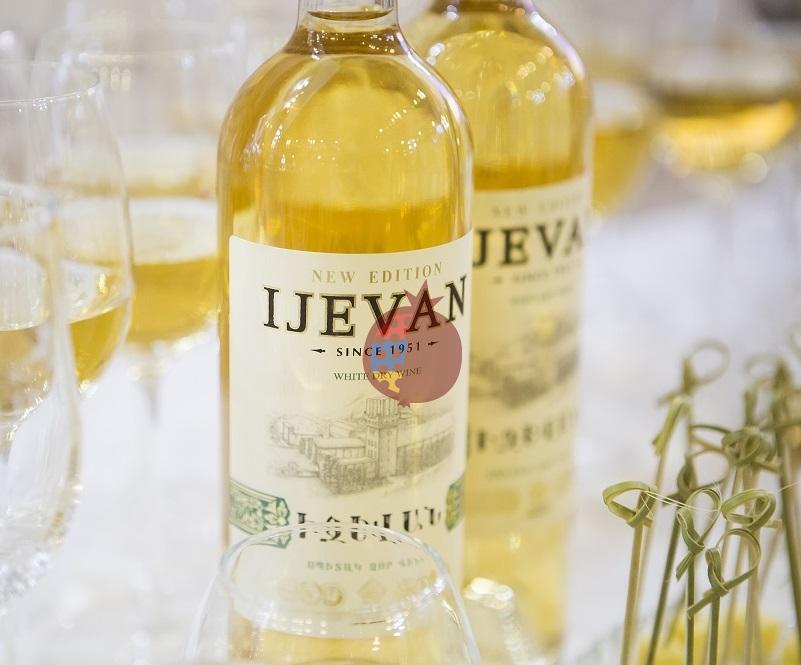 Bílé suché víno Ijevan  750ml 